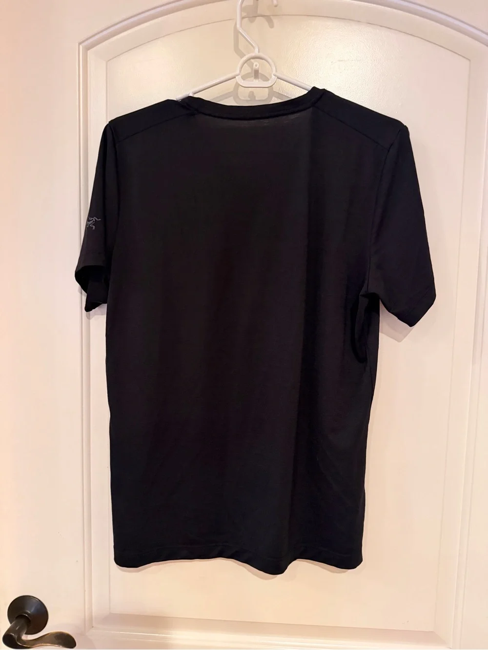Arcteryx Men’s Black V neck trim fit top short sleeve size small EUC - Picture 3 of 4